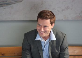 Netflix: la comedia romántica sobre una trieja que tiene capítulos de 20 minutos