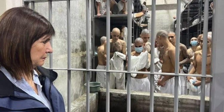 Patricia Bullrich y un video desafiante desde El Salvador: “Duros contra los criminales”