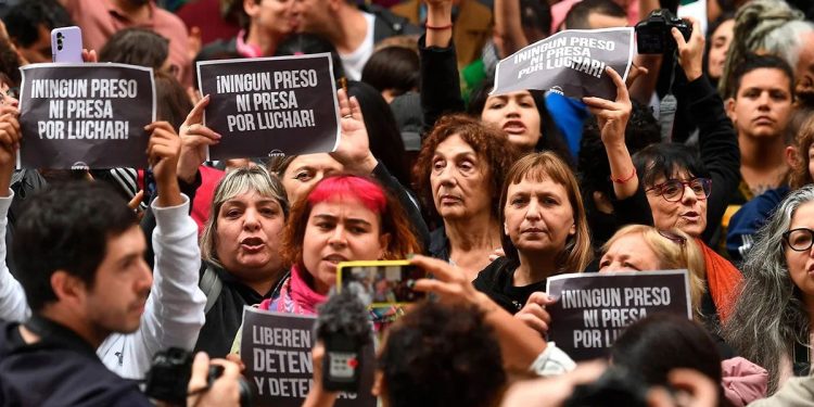 Represión en Congreso: presentaron las apelaciones para liberar a las 16 personas que permanecen detenidas