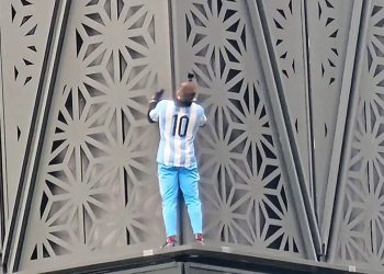 Un youtuber polaco escaló hasta el piso 20 de un edificio de Puerto Madero y los bomberos lo bajaron