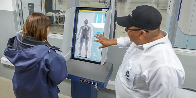 Visita académica de Bullrich en El Salvador: recorrió institutos de seguridad y centros de confinamiento