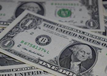 El dólar global retrocedió ante el avance de la libra esterlina