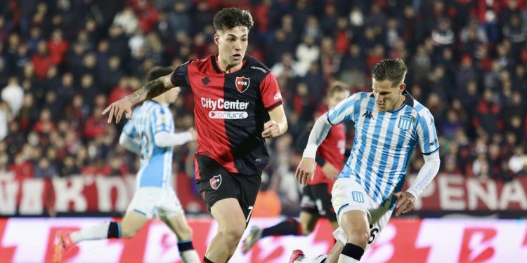 En un final insólito, Racing ganó y es uno de los líderes