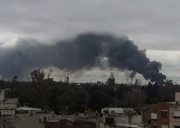 Gran incendio en la refinería de YPF en Ensenada