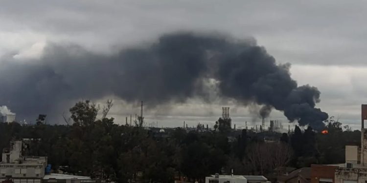 Gran incendio en la refinería de YPF en Ensenada