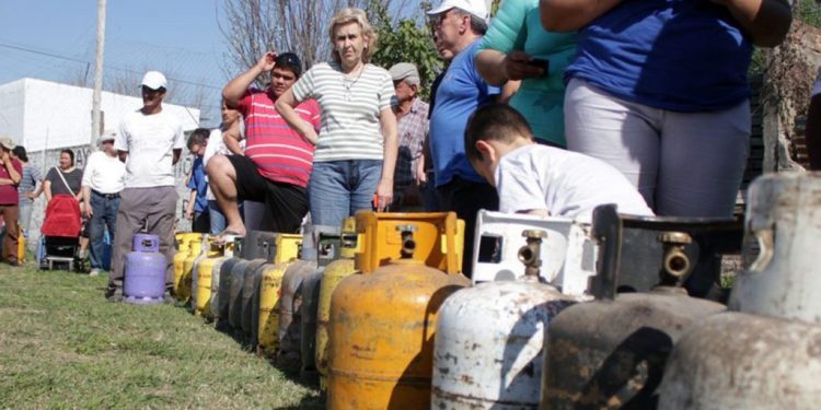 Kicillof arremetió contra Milei por la desregulación de las garrafas de gas: «No es ajuste, es crueldad»