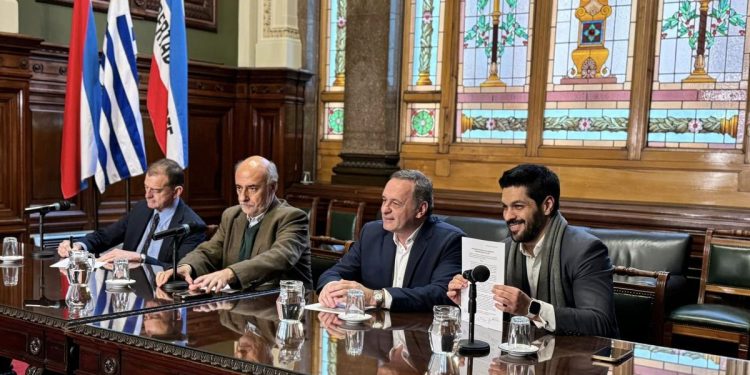 La coalición busca abrir una grieta en el Frente Amplio por las diferencias en política económica