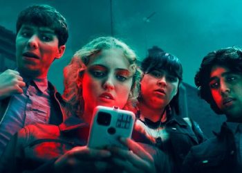 La retorcida miniserie de Netflix sobre un grupo de adolescentes que se descargan una extraña aplicación que desatará el horror