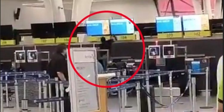 Locura extrema en un aeropuerto de Chile: no lo dejaron abordar un vuelo y rompió todo con un martillo