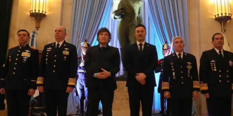 Milei llamó a «reconciliar» la política con las Fuerzas Armadas y anunció aumento de sueldo para militares