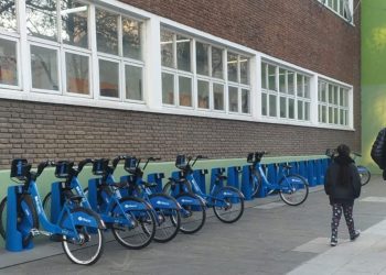 Rechazo de la comunidad educativa: la Ciudad montó una estación de “Eco bicis” en la puerta de una escuela pública