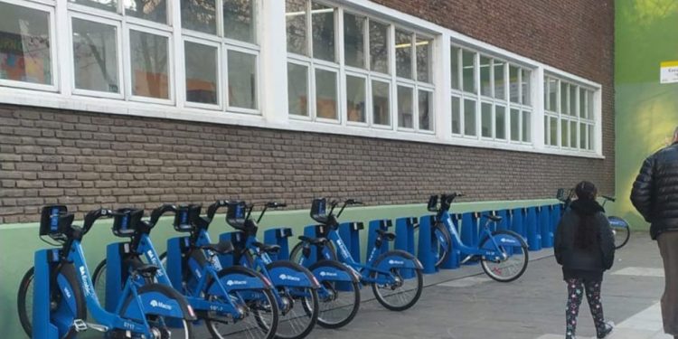 Rechazo de la comunidad educativa: la Ciudad montó una estación de “Eco bicis” en la puerta de una escuela pública