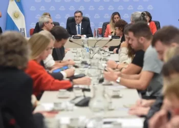 A comer como un jubilado: Amnistía Internacional invitó a los “87 héroes” a cenar por $781