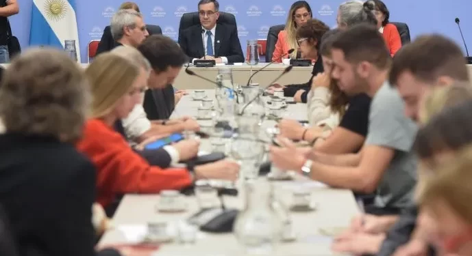 A comer como un jubilado: Amnistía Internacional invitó a los “87 héroes” a cenar por $781