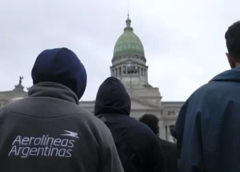 Aeronavegantes protestan en el Congreso en contra de la privatización de Aerolíneas Argentinas