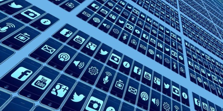 Alarmante informe asegura que los gigantes de las redes sociales vigilan a sus usuarios