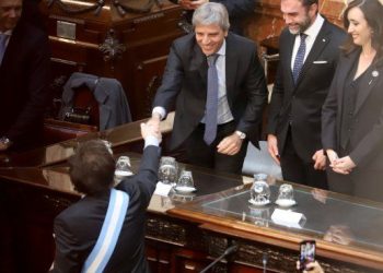 Antes del debate por el Presupuesto, el peronismo insiste en convocar Luis Caputo
