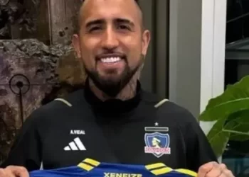 Arturo Vidal posó con una camiseta de Boca y calentó la previa del partido entre Colo-Colo y River por Copa Libertadores