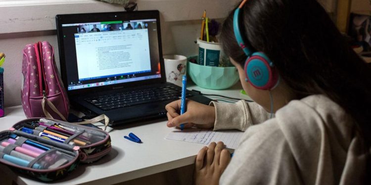 Conflicto por la reforma educativa en la Ciudad: docentes realizan paro y movilización a la sede del gobierno