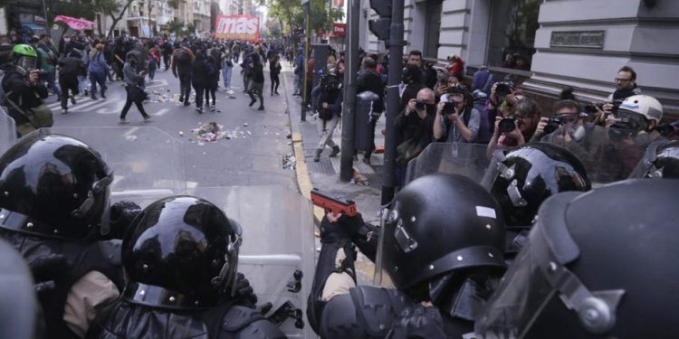 Cruces entre Francisco y el Gobierno por los actos de represión violenta