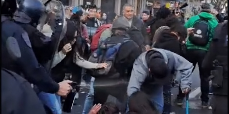 Denuncian a Patricia Bullrich por el gas pimienta arrojado a una nena de 10 años