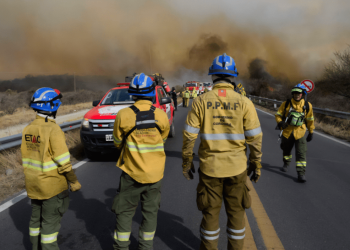 Desesperación en Córdoba: los incendios llegan a las casas en Capilla del Monte y Llaryora declarará «zona de catástrofe»