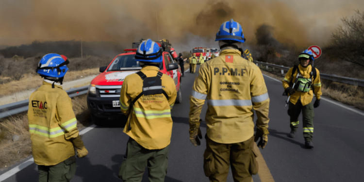 Desesperación en Córdoba: los incendios llegan a las casas en Capilla del Monte y Llaryora declarará «zona de catástrofe»