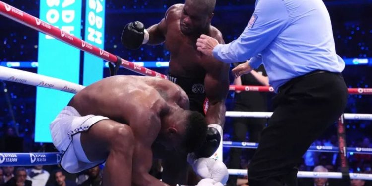 El brutal KO con el que Dubois derrotó a Joshua por el título FIB del peso pesado