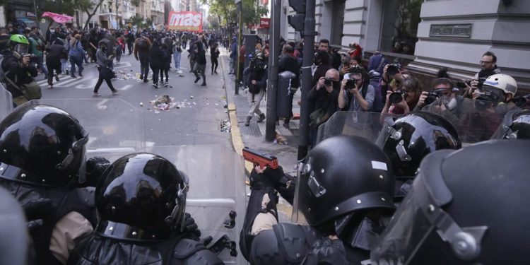 El Gobierno respaldó a Bullrich tras el ataque a la nena en la represión a la protesta por la reforma jubilatoria