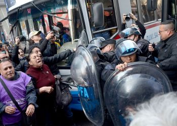 El Gobierno vuelve a reprimir a jubilados frente al Congreso