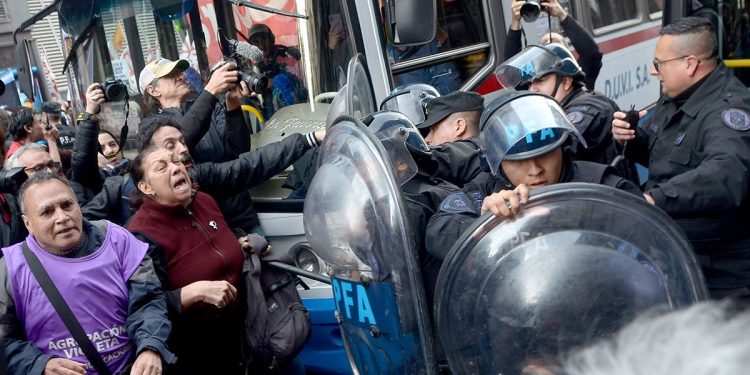 El Gobierno vuelve a reprimir a jubilados frente al Congreso