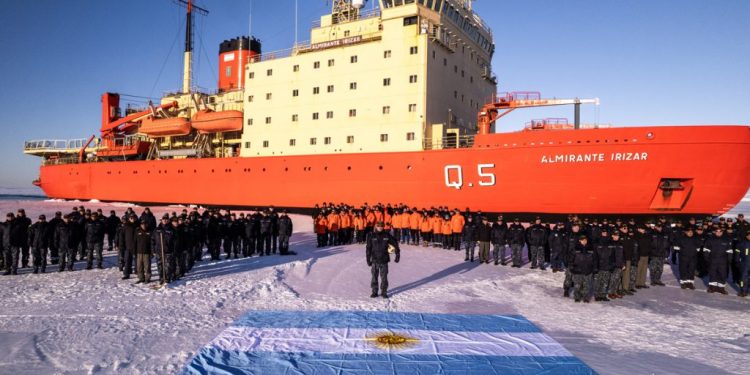 El Ministerio de Defensa cedió el rompehielos Irízar a Megatlón para un evento privado