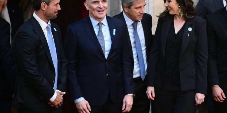 El show de Milei en el Congreso salió mal: el mismo discurso de siempre ante un recinto semivacío y aplaudidores forzados