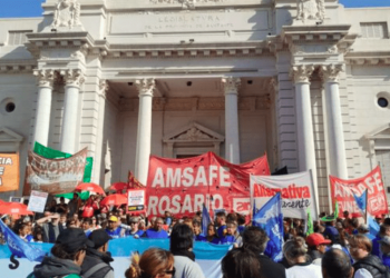 En medio de enfrentamientos con manifestantes, la Legislatura de Santa Fe aprobó la reforma previsional