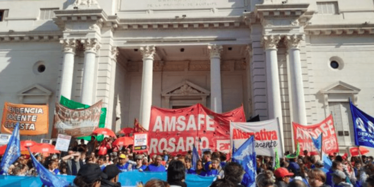 En medio de enfrentamientos con manifestantes, la Legislatura de Santa Fe aprobó la reforma previsional