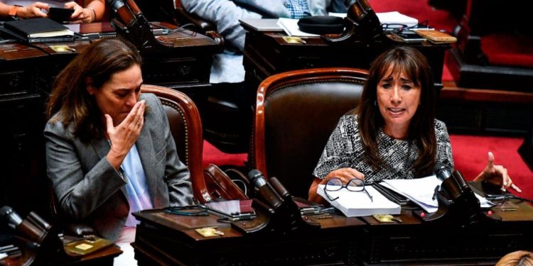Francos en el Congreso: la factura con Pichetto, el enigma de Santiago Caputo y la limitación al acceso a la información pública