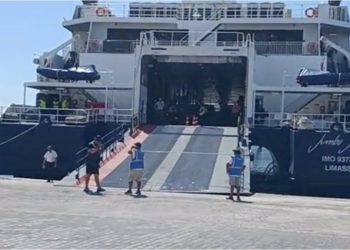 Grecia: accidente en un ferry dejó a los pasajeros colgando tras desprenderse una rampa