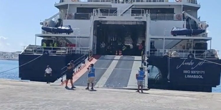 Grecia: accidente en un ferry dejó a los pasajeros colgando tras desprenderse una rampa