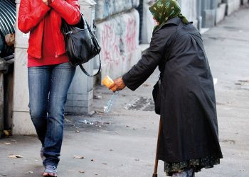 La historia de la abuela que pide ayuda económica en el tren