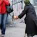 La historia de la abuela que pide ayuda económica en el tren