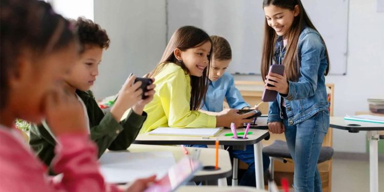 La Sociedad Argentina de Pediatría alerta por el peligro del celular en niños y Provincia busca regular su uso en aulas