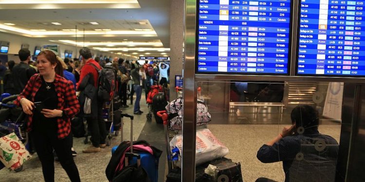 Los gremios aeronáuticos terminaron una nueva jornada de reclamos, con bajo impacto en los vuelos