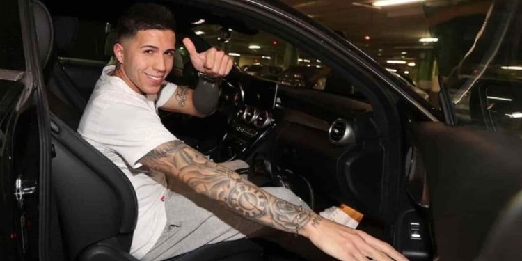 Nuevo revés para Enzo Fernández en Inglaterra: no podrá conducir por seis meses