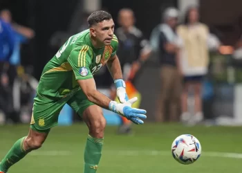 Pésima noticia para la Selección: FIFA sancionó a “Dibu” Martínez por agresión