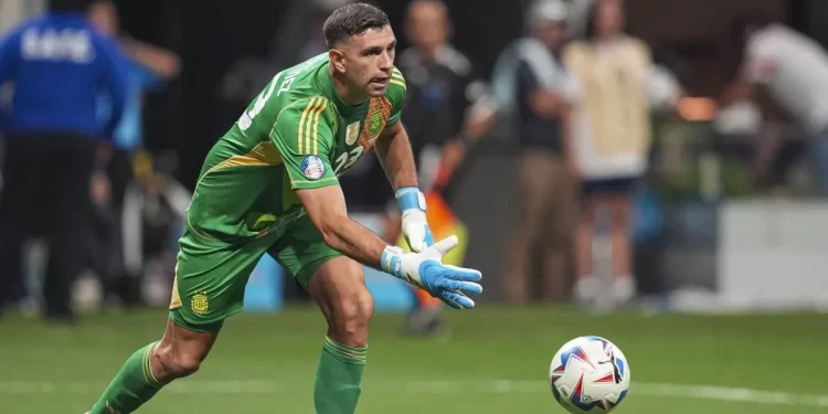 Pésima noticia para la Selección: FIFA sancionó a “Dibu” Martínez por agresión