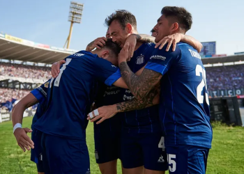 Racing, con un jugador más, no pudo ante Talleres
