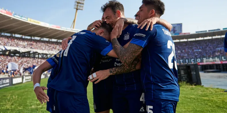 Racing, con un jugador más, no pudo ante Talleres