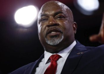 Se hizo llamar ”nazi negro” y ahora se defiende: el polémico candidato de Donald Trump en EEUU