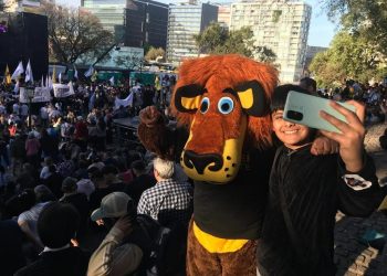 Sobre héroes y tumbas: postales de la noche mileísta en Parque Lezama
