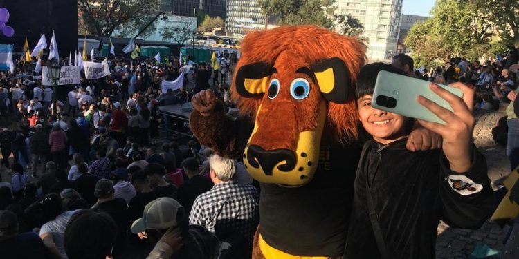 Sobre héroes y tumbas: postales de la noche mileísta en Parque Lezama